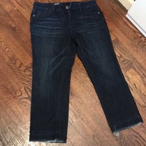 Simply Vera 6 petite Capri jeans. Frayed bottom.